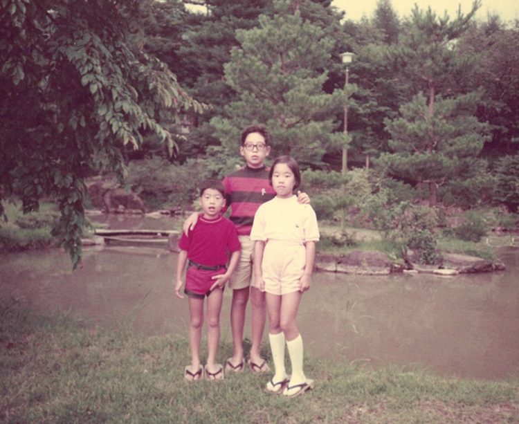 出川哲郎（左）が小学1年生の頃の家族旅行での写真（写真提供／出川雄一郎さん）