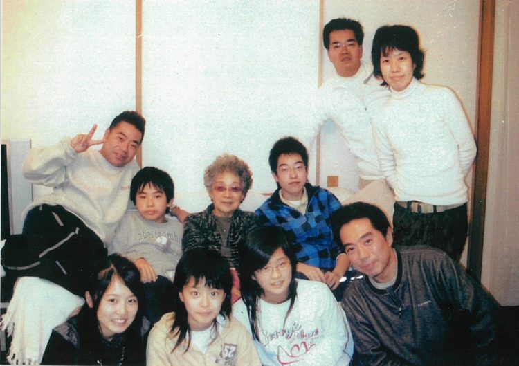 雄一郎さん宅で2005年の正月に撮影した家族写真。中央が母・泰子さん。左端にいる出川の隣は峰子さんの息子（写真提供／雄一郎さん）