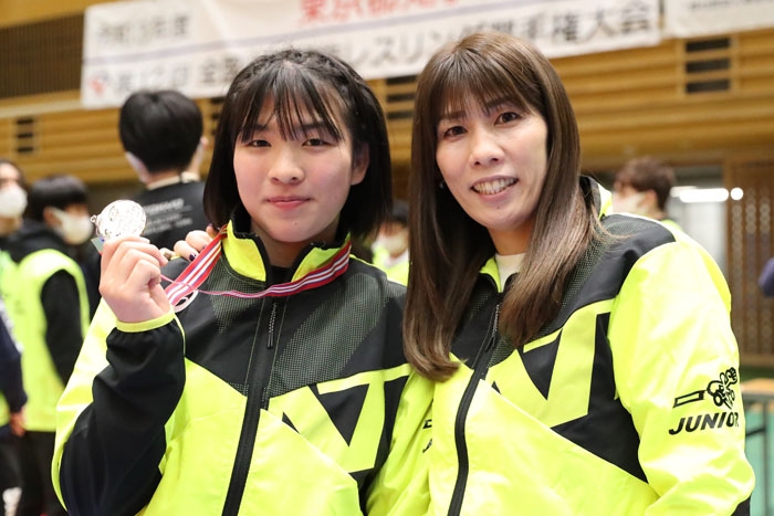 栄利さんの長女・千沙都さん（写真左）は現在高校2年生。写真は、2021年11月に全国中学選抜選手権で女子66㎏級を制したときのもの。叔母に続いて五輪金メダルが目標だ（写真提供／日本レスリング協会）