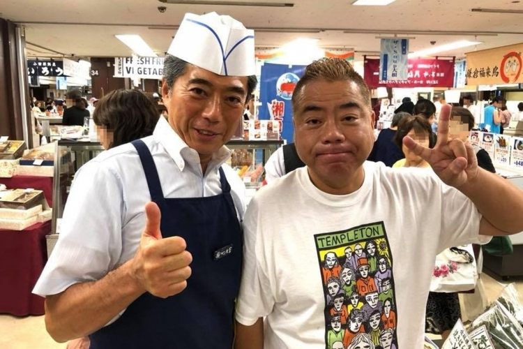 「かながわ名産展」（2018年）で店頭販売を行う出川哲郎（右）と兄・雄一郎さん（「ヨコハマグッズ　横濱001」Facebookより）