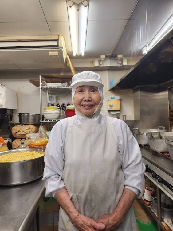 朝5時に厨房入りし、「しらたきの明太子和え」を毎日作っている岸井美智子さん