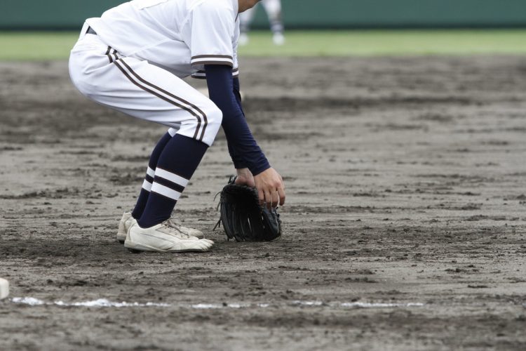 草野球チームの人数が足りなくて、上司から「とにかく練習に参加しろ、命令だ！」と言われる始末（イメージ）