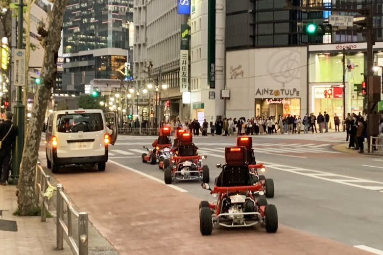 外国人観光客に人気の「公道カート」復活をどう思う？（東京・渋谷、2023年4月撮影）