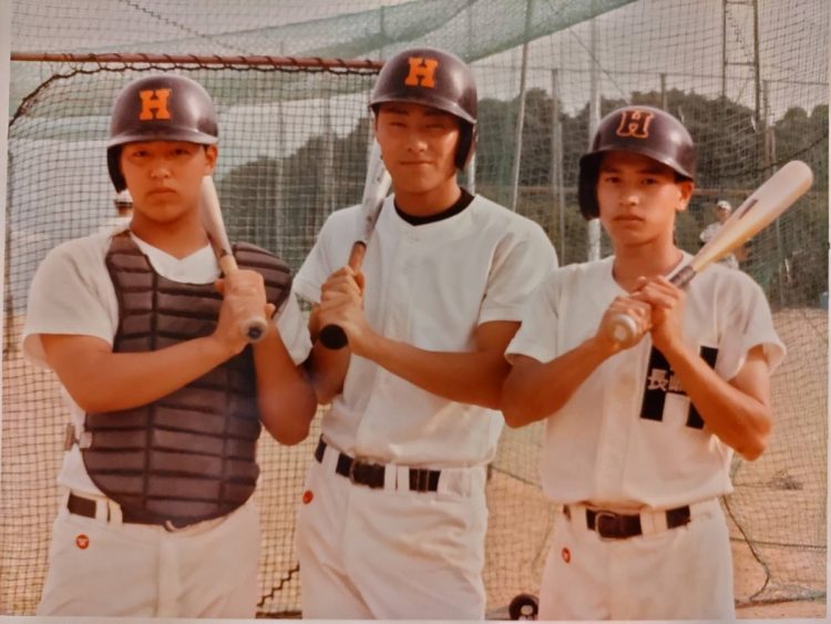 長崎東高校野球部時代もキャプテンとして甲子園一歩手前まで活躍。右が朝長さん
