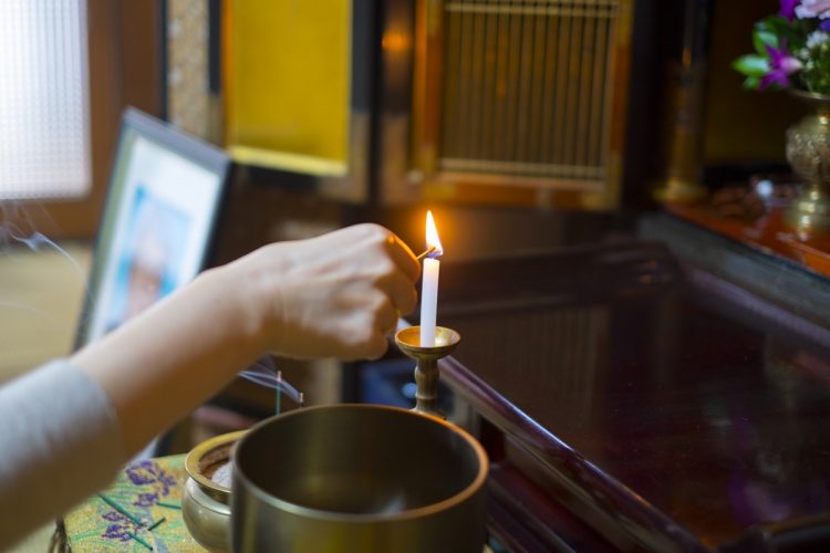 昔ならではの仏壇に直火式蝋燭を灯す供養のスタイルは、徐々に減っていっているという（イメージ）