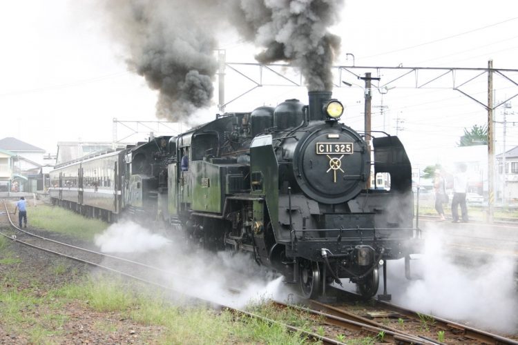煙と蒸気を吐きながら走る蒸気機関車。2005年7月真岡鐵道下館駅にて