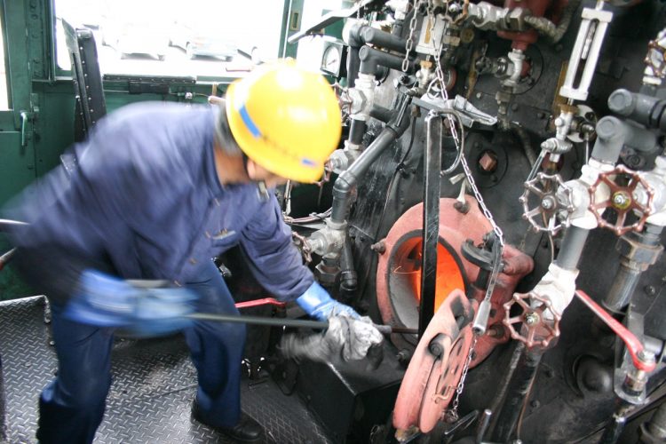 火室で火を起こす作業。これからボイラーの温度が上がり、蒸気の圧力が一定以上になるまでには長い時間がかかる