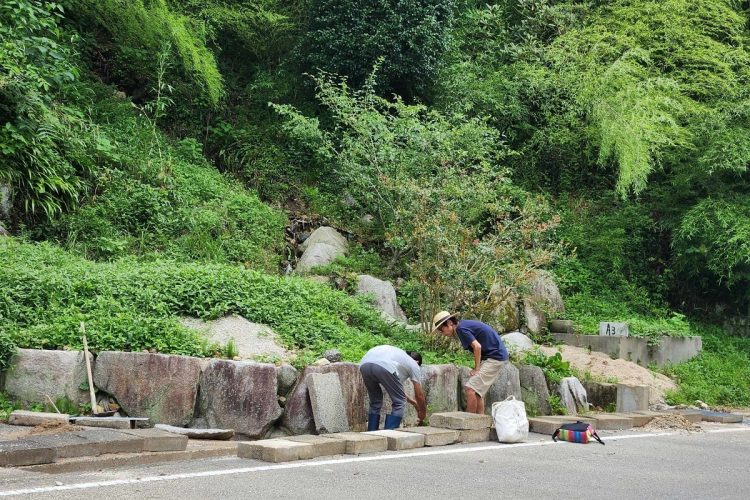 豪雨災害で土砂の撤去を手伝う中川淳一郎氏（＝右）