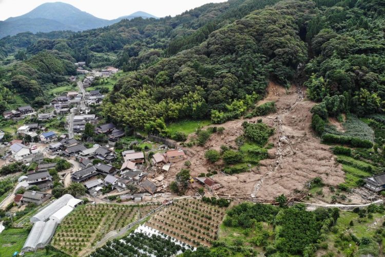 7月の豪雨は各地に甚大な被害をもたらした（佐賀県唐津市。AFP＝時事）