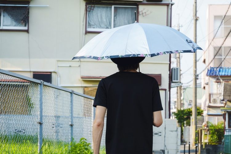日傘を使う男性も増えてきた（イメージ）