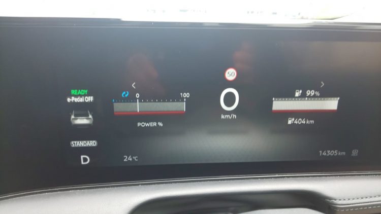 充電量99％で走行可能距離は404kmとなっている。エアコンは通常どおり作動できる