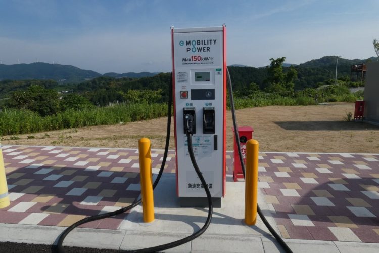 新東名の浜松SAには最大150kWhの急速充電も設置。ソケットがふたつあり、2台のBEVで充電をすると片側90kWhずつとなる