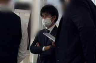 「環境整備点検」中に腕を組む宏一氏