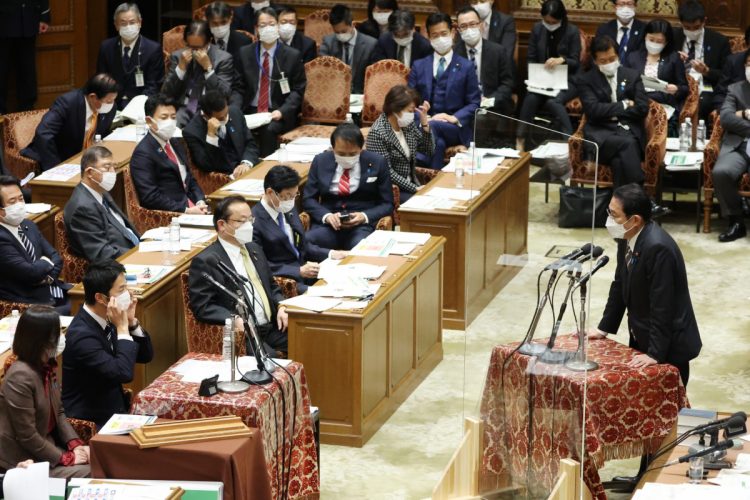 衆院予算委員会でベーシックインカムについての日本維新の会の質問に答える岸田文雄首相（右・2021年12月／時事通信フォト）
