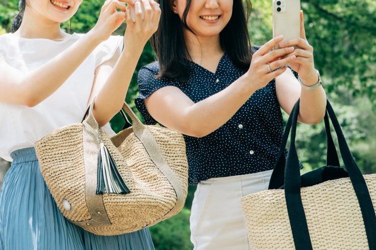 “聖地巡礼”が街の活性化につながる一方で「地元の人が普段行く店が混んでいて使えなかったり、ゴミのポイ捨てが増えて不満を持っている人がいるのも事実です。聖地巡礼による活性化と地元住民の暮らしとのバランスが難しいと感じました」という声も（イメージ）