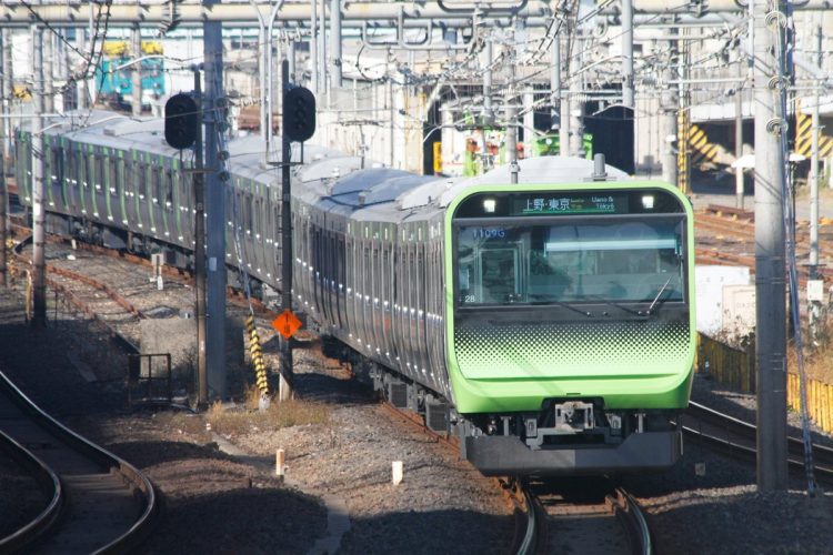 列車は、あらかじめ定められた「ダイヤ」に従って運転されている（筆者撮影）
