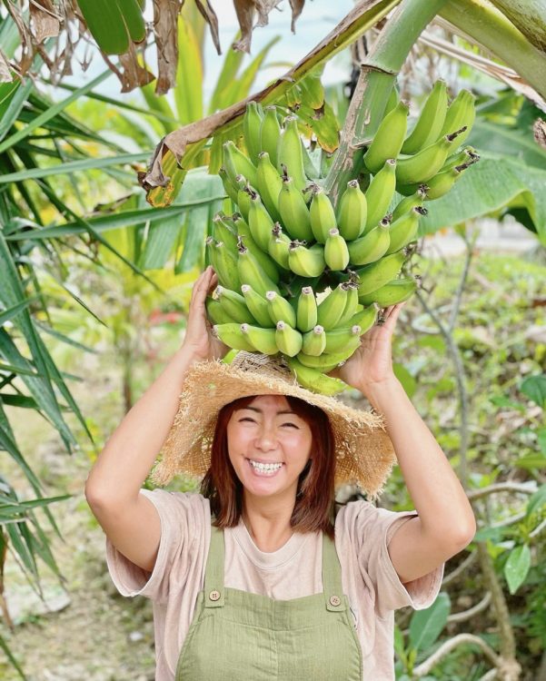 「バナナは1本植えてみたらどんどん成長して、いまや立派な木に。雨が多いから、水やりを頻繁にしなくても果物がよく育ちます」