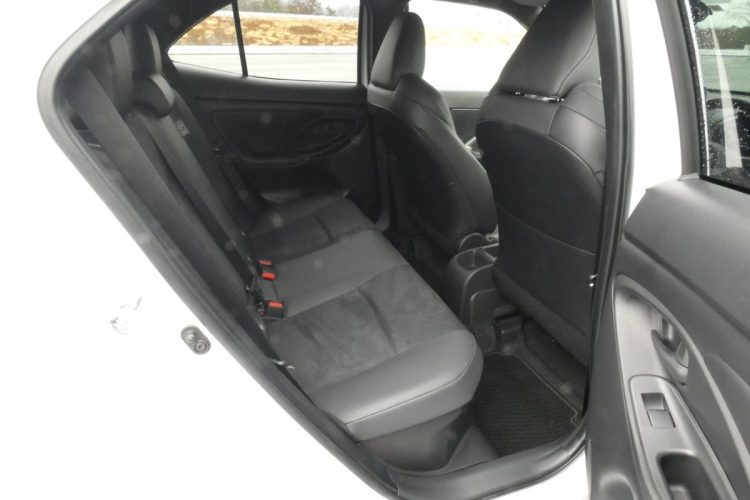 リアシートの表皮にも前席と同様にエアヌバック＋合成皮革が与えられる。居住スペースなどは標準車と同じ