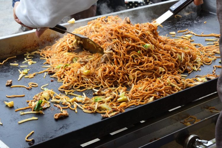 屋台の焼きそばの価格を見て、びっくりする人も（写真：イメージマート）