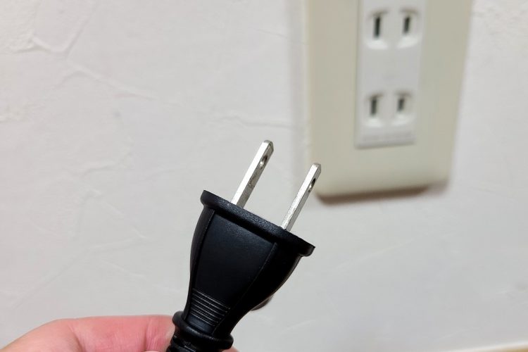 使っていない家電のプラグをこまめに抜いても、ほとんど節約にはつながらない（イメージ）