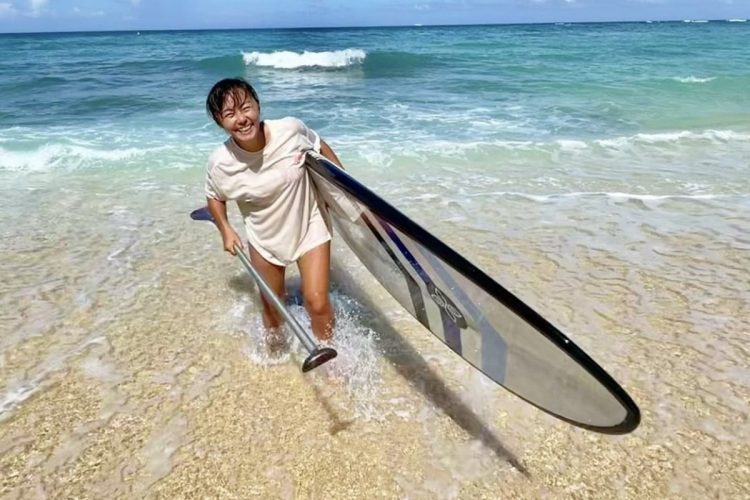 沖縄ライフを満喫する田中律子さん。朝起きたらすぐサーフィンやサップを楽しむことも