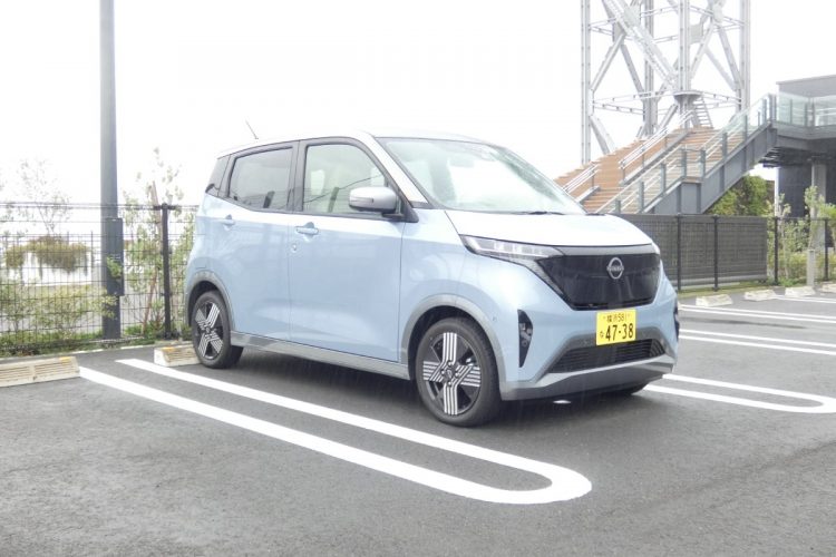 日産サクラを普通充電だけで使用するとかなりの節約になる。問題になるのはロングドライブでの充電回数と充電料金だ