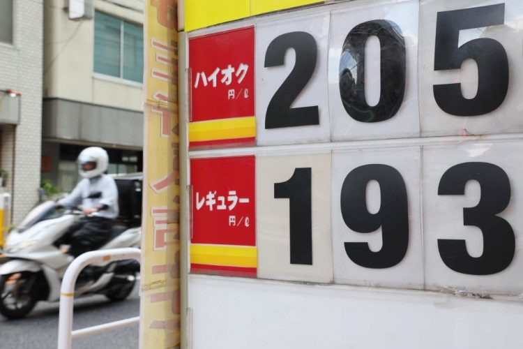レギュラーガソリン1リットル当たり193円を示すガソリンスタンド（8月16日。時事通信フォト）