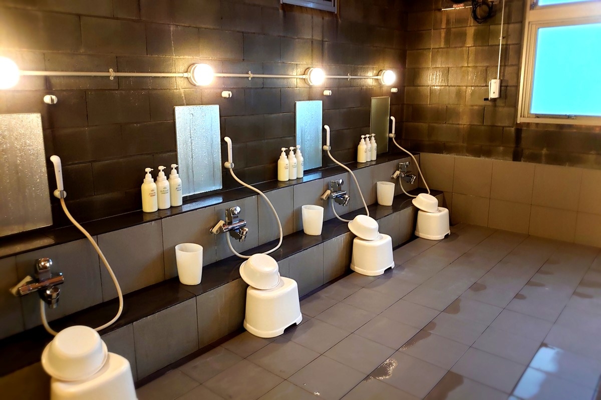 行列のできるトイレ盗撮 