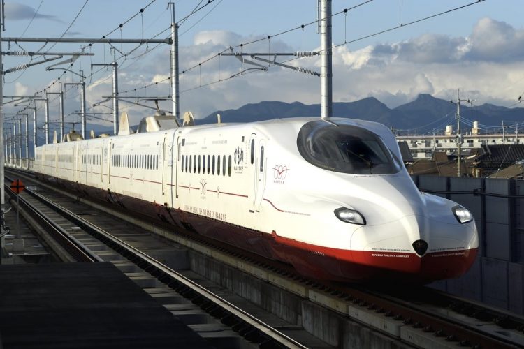 昨年9月に開業した西九州新幹線「かもめ」（写真：イメージマート）