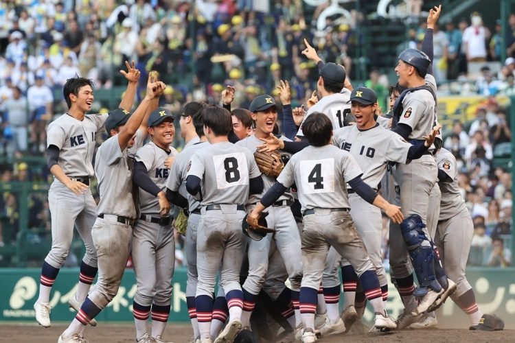 慶応高校107年ぶりの甲子園優勝を支えた最強OBたちのサポートとは（時事通信フォト）