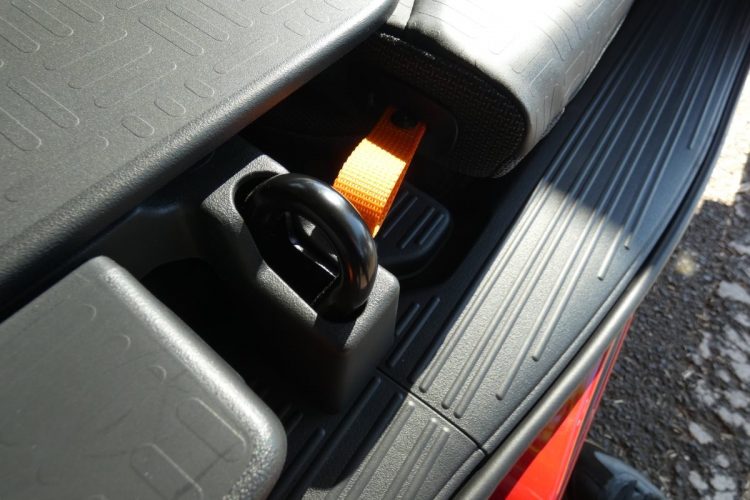 N-VANの車内の各所にはフックが装備され、タイダウンベルトを固定するときに重宝する