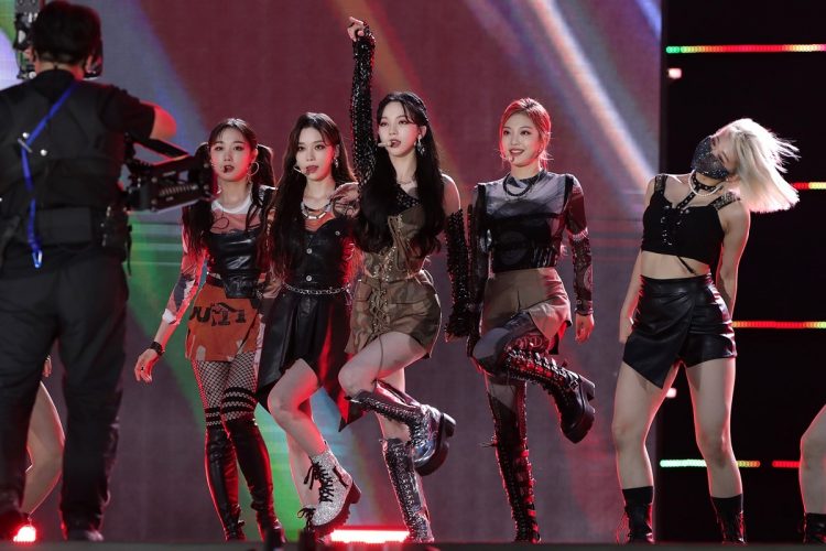 Y3Kファッションも取り入れる韓国アイドルグループ「aespa」（Getty Images）