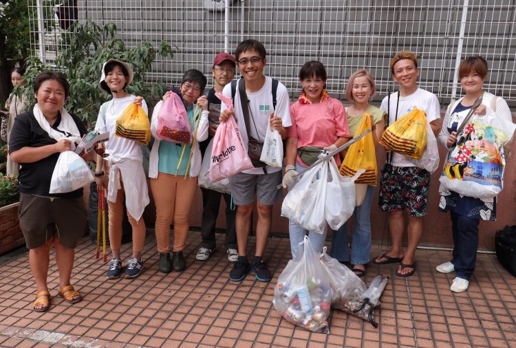 拾ったゴミは参加者全員で手分けして分別。比較的ゴミの少ない品川駅前でも、わずか30分間でゴミ袋2つ分にもなった