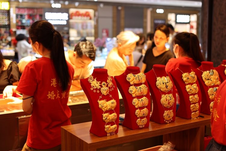 金装飾品を物色する中国人消費者たち（写真は深セン。Getty Images）