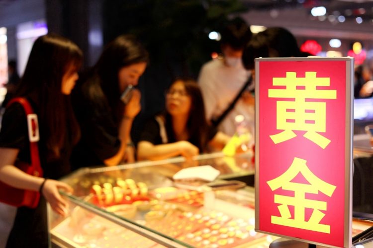 中国の消費者は金装飾品に対する購入意欲が強い（写真は深セン。Getty Images）