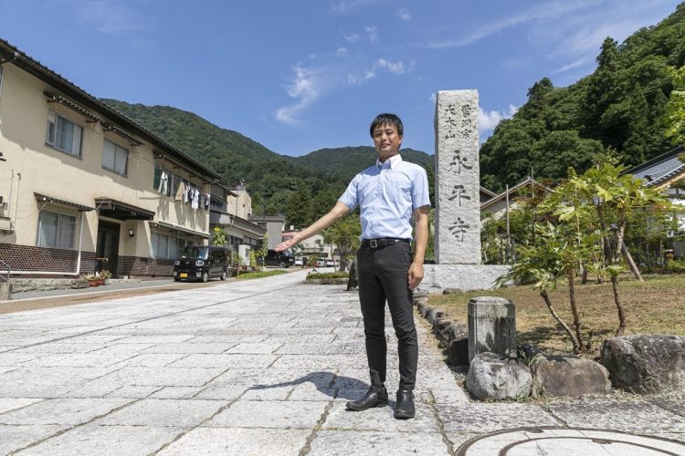 石畳化が進む永平寺川沿いの参道。写真は永平寺町役場の山村徹さん