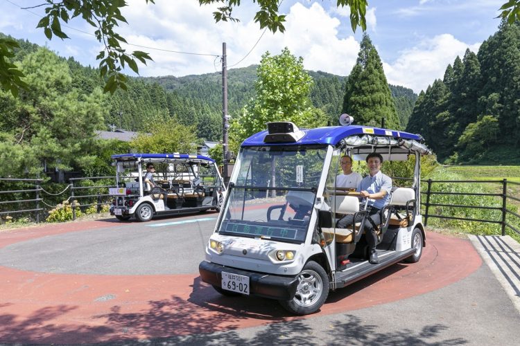 ゴルフカートをベースにして開発された7人乗りの自動運転車