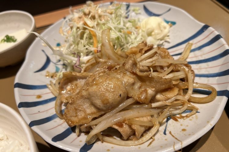 やよい軒の『しょうが焼定食』。豚肉と玉ねぎ、もやしを使っている