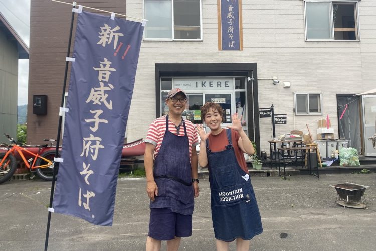 音威子府村の『めしや満腹IKERE』代表・竹本修氏（左）と、店員の北原さん