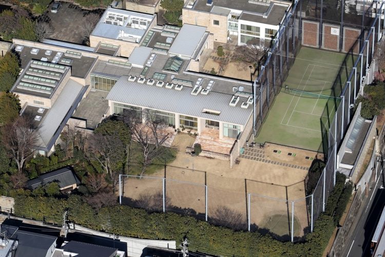 柳井正氏の広大な邸宅には敷地内にテニスコートもある（2017年撮影）