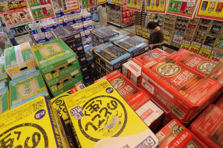 増税前の駆け込み需要に向けて売り場に山積みされた「第3のビール」（時事通信フォト）