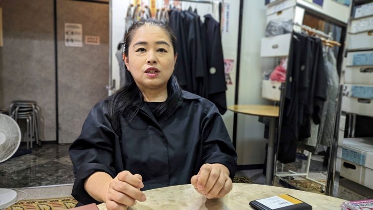 池田さんは一旦返事を保留して、毎年700～800着の注文があるという成人式のド派手衣装の仕事をこなした