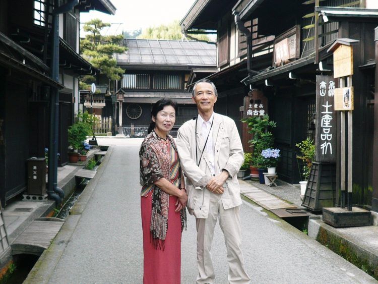 忙しい合間をぬって国内旅行したことも（右から森村誠一さんと妻・千鶴子さん）