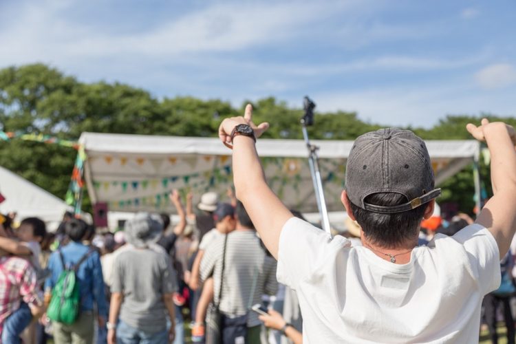 フェスに行くのは楽しいけど、疲れちゃう…（イメージ）