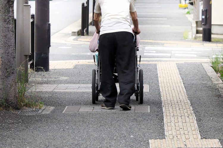 高齢化率は世界で断トツ……どうする日本（イメージ）