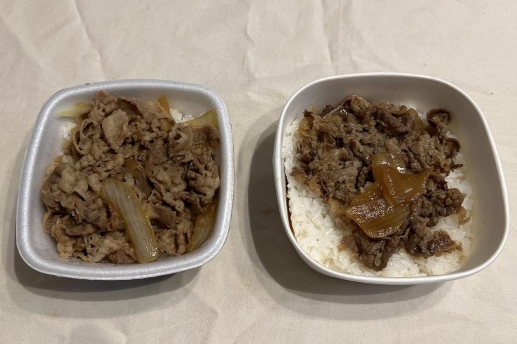 左から、吉野家『牛丼』並盛（テイクアウト460円）とセブン-イレブン『肉の旨み味わう　牛めし』（496円）