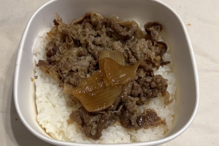 セブン-イレブン『肉の旨み味わう　牛めし』（496円）