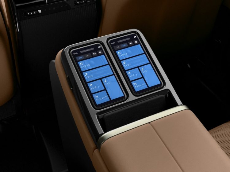 後席の多彩な機能を指先ひとつで操作できる脱着式のタッチ式コントローラー。フルリクライニングなどさまざまな着座姿勢で利用可能