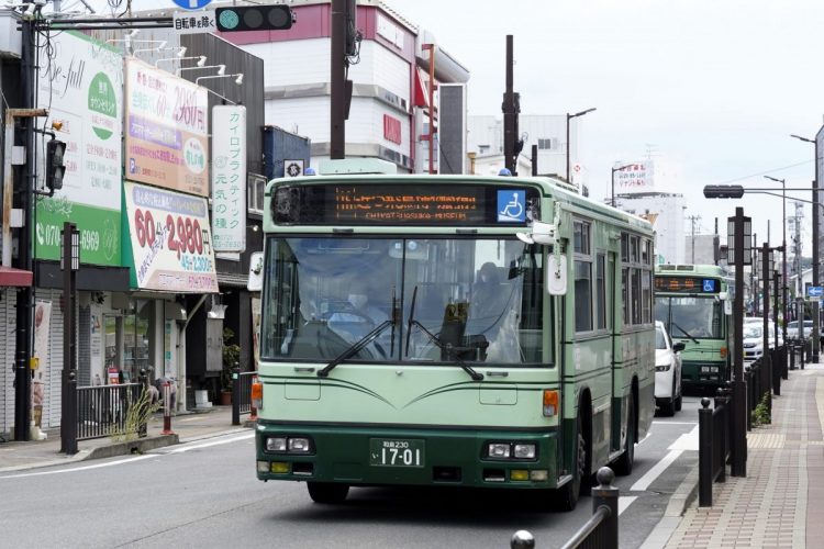 大阪府富田林市などで運行する金剛自動車は12月に全路線のバス事業を廃止すると発表している（時事通信フォト）