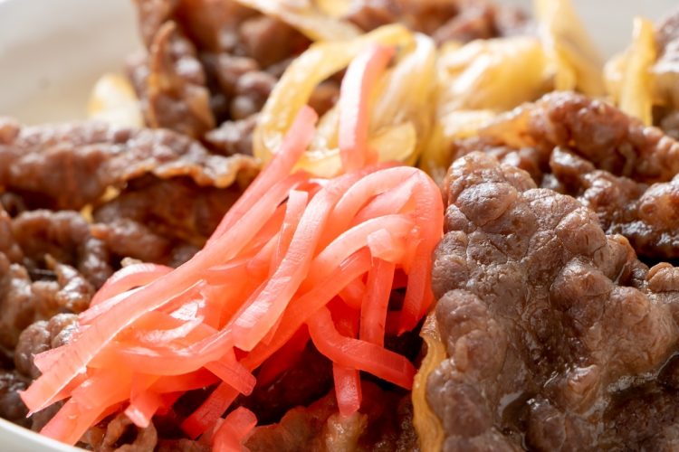 牛丼店の紅生姜の無料サービスはうれしいけど…（写真：イメージマート）